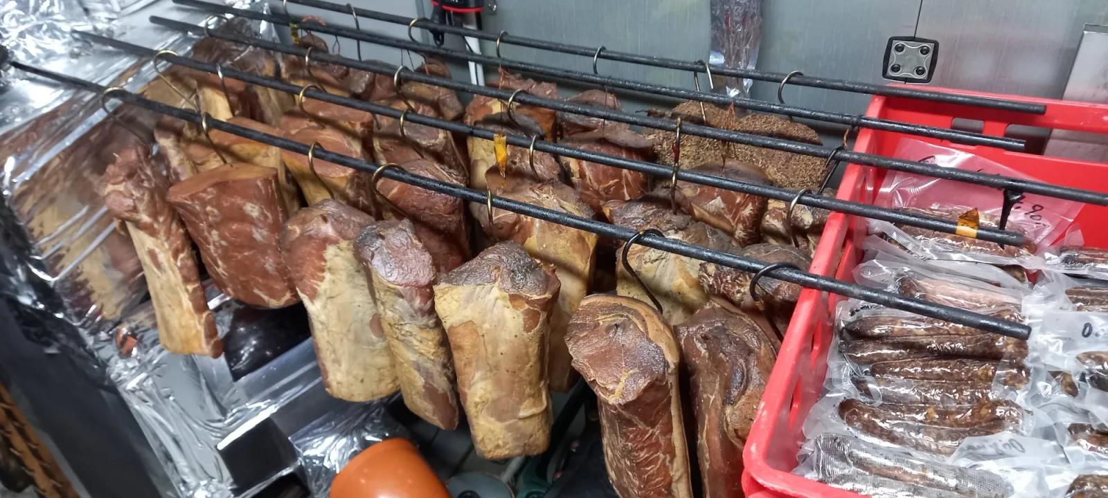 Verkaufsstand mit Speck, Karree und Würsten
